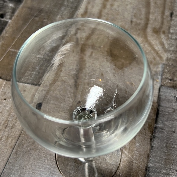 Round Clear Wine Glasses Stemware Set of Four - Picture 3 of 5